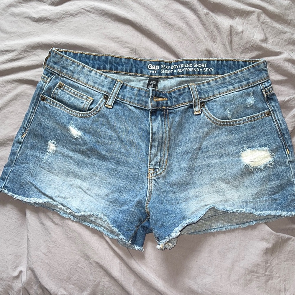 Gap sexy boyfriend shorts light wash distressed size 12/31